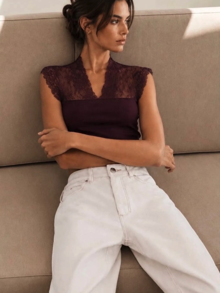 Top prune en dentelle et pantalon ivoire, une silhouette Leydan